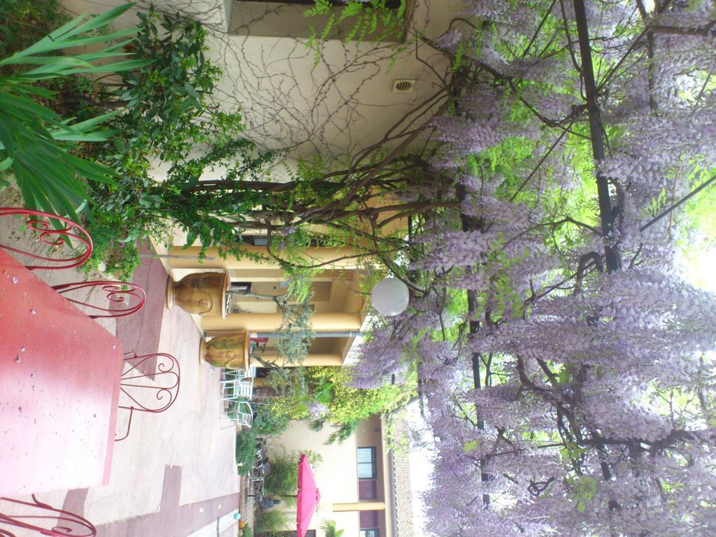 Hotel Le Relais Du Luberon Maubec  Exterior photo